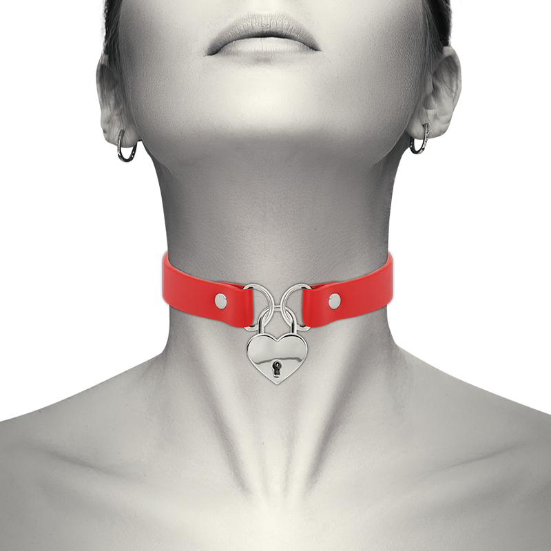 Imagen que nos facilita COQUETTE ACCESSORIES de su producto erótico COQUETTE CHIC DESIRE - COLLAR CUERO VEGANO ROJO ACCESORIO CORAZÓN CON LLAVE para nuestra categoría "BDSM & BONDAGE |Bondage|Collares".