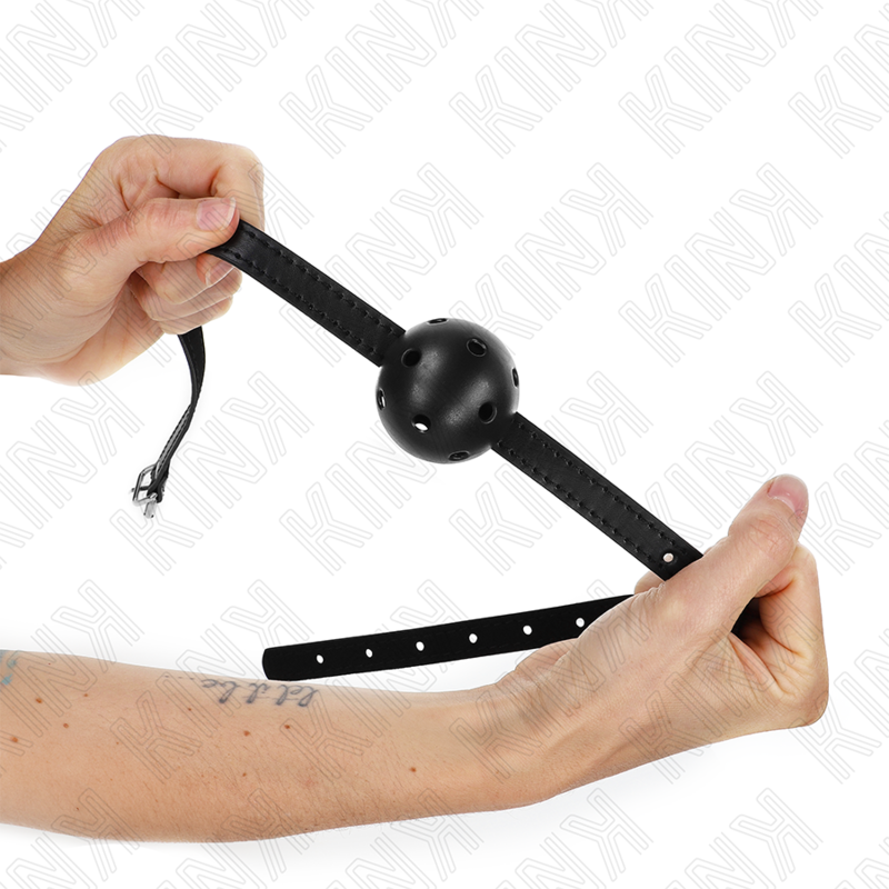 Imagen que nos facilita KINK COLLAR & GAG de su producto erótico KINK - MORDAZA DE BOLA 4.5 CM TRANSPIRABLE SIMPLICITY NEGRO 62 x 1.5 CM para nuestra categoría "BDSM & BONDAGE |Bondage|Mordazas".