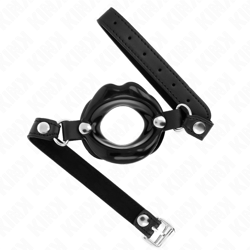 Imagen que nos facilita KINK COLLAR & GAG de su producto erótico KINK - MORDAZA LABIAL 8 CM CON CORREA DE POLIPIEL NEGRO 63 x 2 CM AJUSTABLE 39-58 CM para nuestra categoría "BDSM & BONDAGE |Bondage|Mordazas".