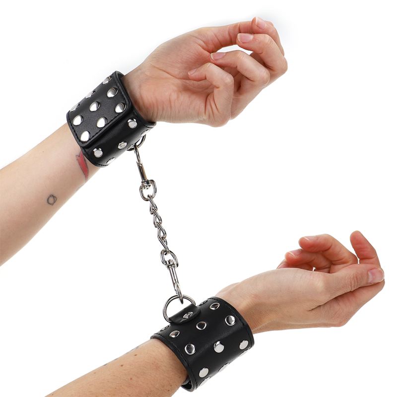 Imagen que nos facilita KINK WRIST RESTRAINT de su producto erótico KINK - MUÑEQUERAS CON CIERRE A PRESIÓN LLENO DE TACHUELAS AJUSTABLE NEGRO 19-24 CM X 5.5 CM para nuestra categoría "BDSM & BONDAGE |Bondage|Esposas de fijación".